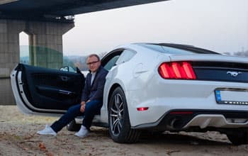 FORD MUSTANG